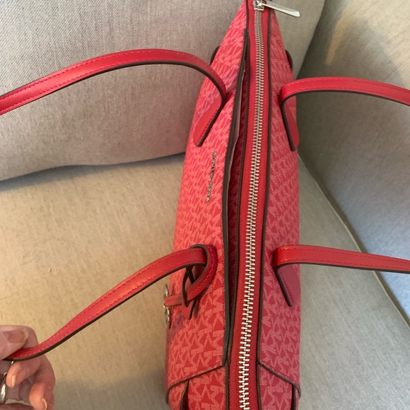Michael Kors Rasberry Large tote Bag - Picture 5 of 8